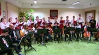 Na zdjęciu grupa śpiewa tradycyjne polskie kolędy na spotkaniu opłatkowym Samorządu Powiatowego w Biłgoraju.
