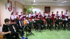 Na zdjęciu grupa śpiewa  i gra tradycyjne polskie kolędy na spotkaniu opłatkowym Samorządu Powiatowego w Biłgoraju.