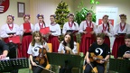 Na zdjęciu grupa śpiewa tradycyjne polskie kolędy na spotkaniu opłatkowym Samorządu Powiatowego w Biłgoraju.