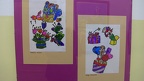 Na zdjęciach znajdują się kolorowe witrażyki wykonane przez wychowanków Renaty Sochy ze ,,Strefy kreatywności”.